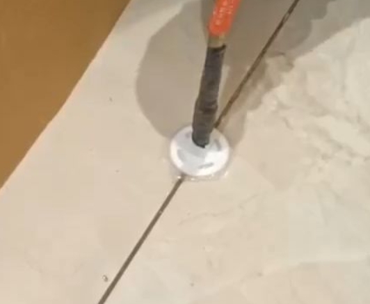 浦江瓷砖空鼓维修公司专业解答瓷砖在铺贴过程中，如果没有涂抹均匀到位的粘结材料（如水泥砂浆或瓷砖胶），可能会导致以下问题